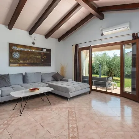 Lucas Comfortable Villa Filipac
