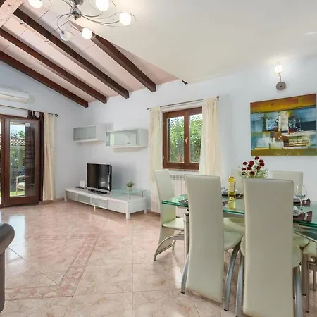 Lucas Comfortable Villa *